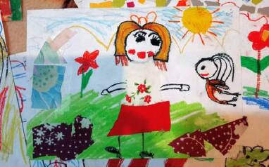 نمونه نقاشی کودکانه نقاشی کودکانه دختری که با پری دریایی بازی میکند